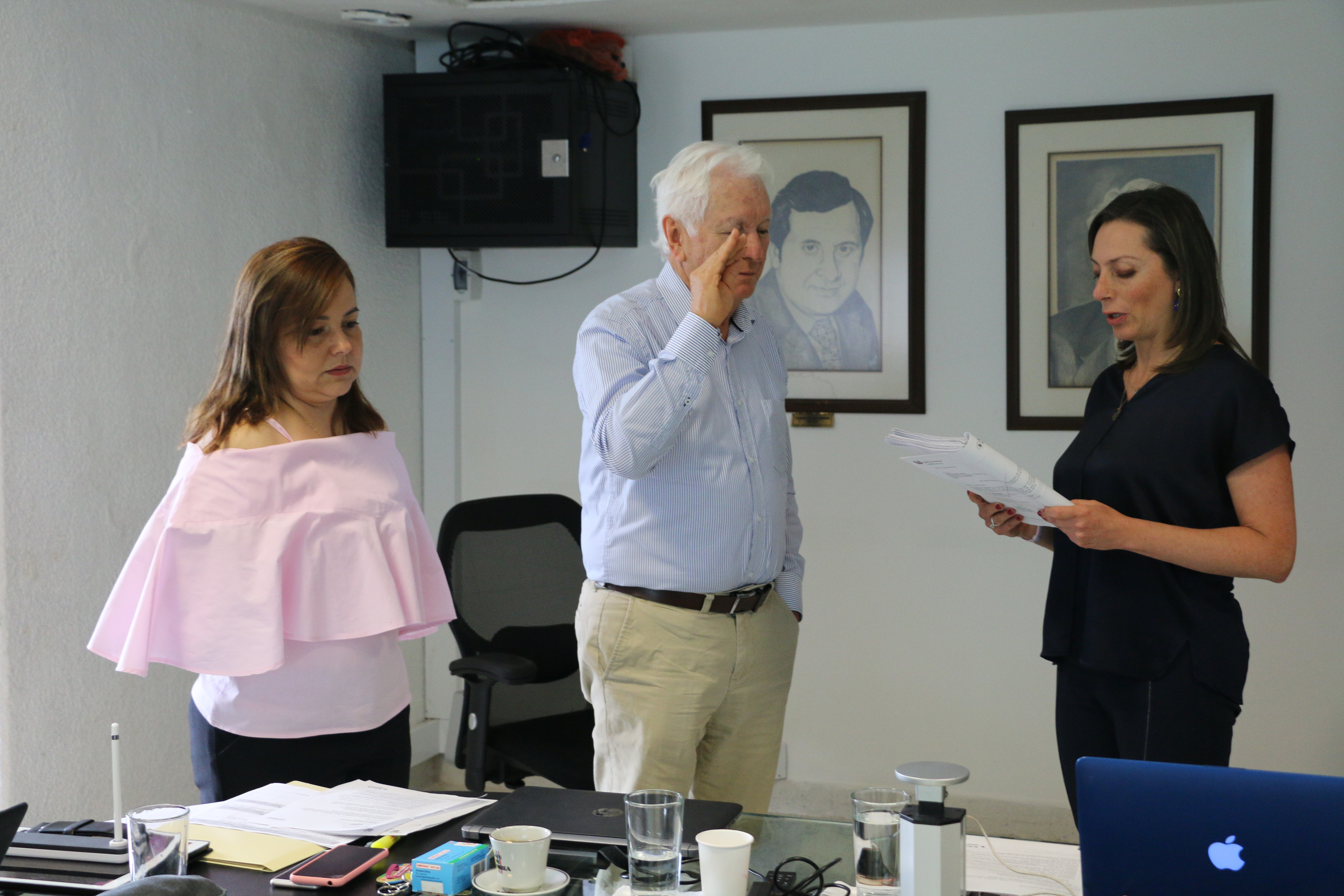 Roque González, representante de los ex rectores, tomó posesión de su cargo ante la presidenta del CSU.